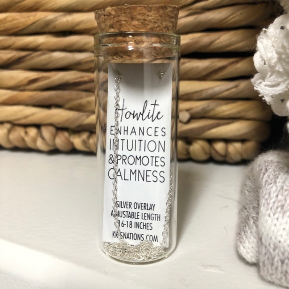 NWT Kris Nations Dainty Necklace - Picture 2 of 3